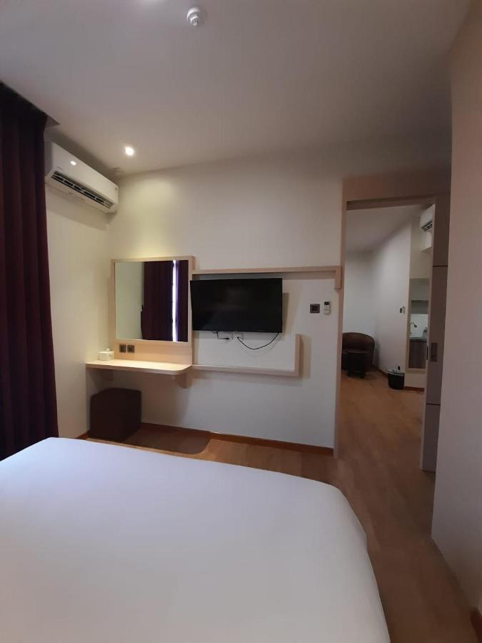 Blitz Hotel Batam Centre Eksteriør billede